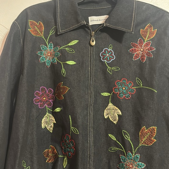 Alfred dunner women’s jacket. Zipper, stilted flowers on front. Never worn. - Picture 2 of 5